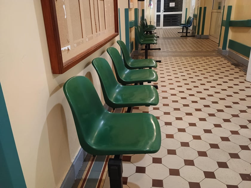 Zadyma na tomografii i chirurgii (5-7.04.2024) - stare krzesełka&nbsp;