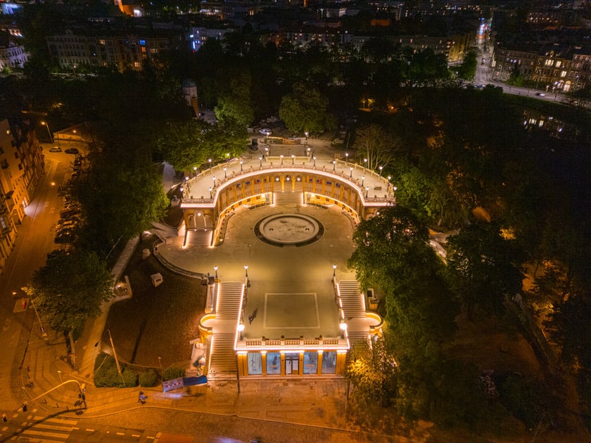 Bastion Sakwowy nocą na zdjęciach z drona