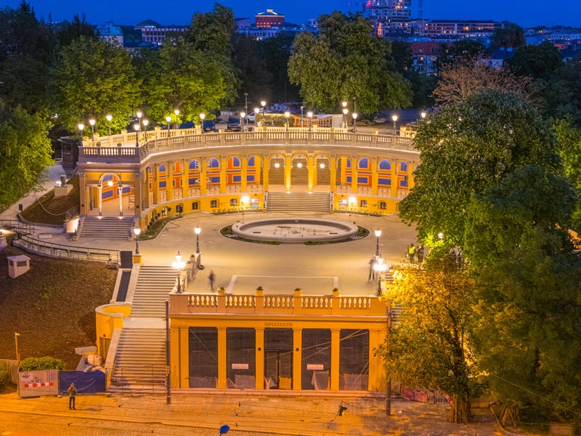 Bastion Sakwowy nocą na zdjęciach z drona