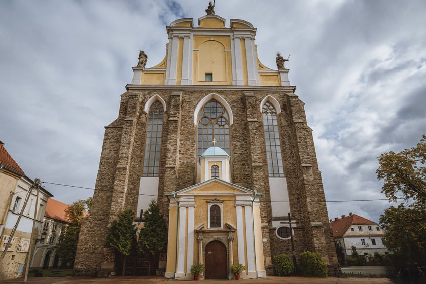 Fasada kościoła klasztornego pw. Wniebowzięcia Najświętszej Marii Panny i św. Jakuba