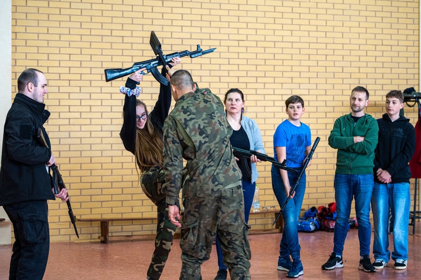 Żołnierze 10 Wrocławskiej Brygady Łączności we Wrocławiu zorganizowali szkolenie wojskowe dla mieszkańców