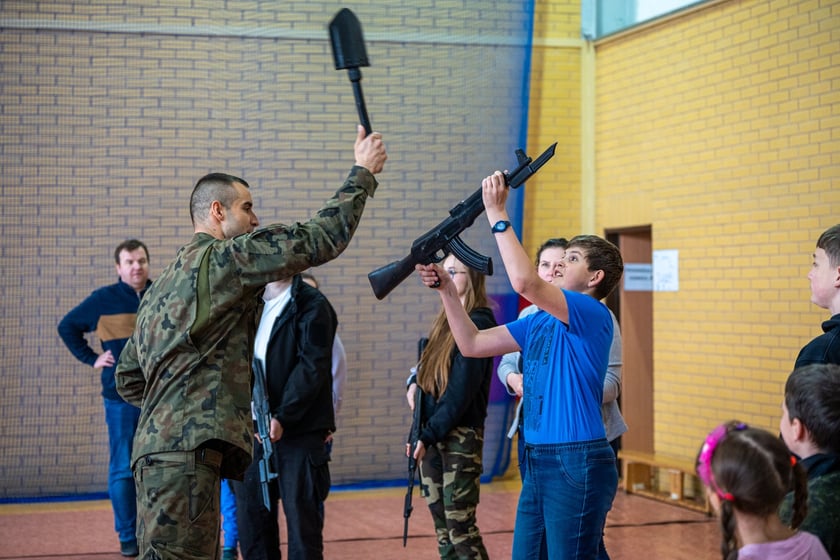 Żołnierze 10 Wrocławskiej Brygady Łączności we Wrocławiu zorganizowali szkolenie wojskowe dla mieszkańców