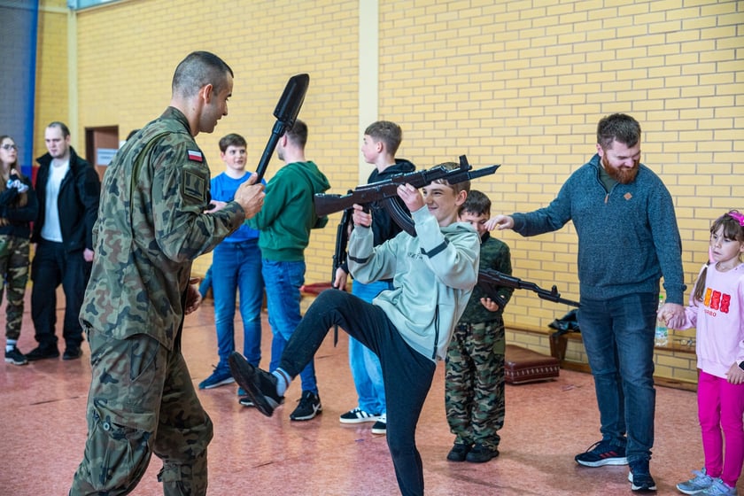 Żołnierze 10 Wrocławskiej Brygady Łączności we Wrocławiu zorganizowali szkolenie wojskowe dla mieszkańców