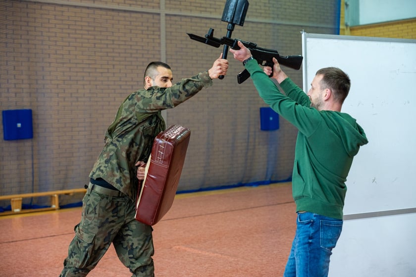 Żołnierze 10 Wrocławskiej Brygady Łączności we Wrocławiu zorganizowali szkolenie wojskowe dla mieszkańców