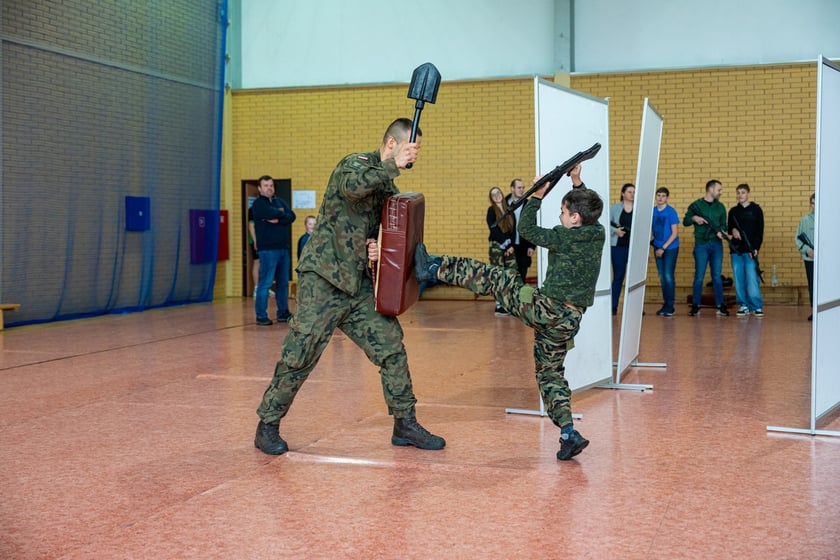Żołnierze 10 Wrocławskiej Brygady Łączności we Wrocławiu zorganizowali szkolenie wojskowe dla mieszkańców