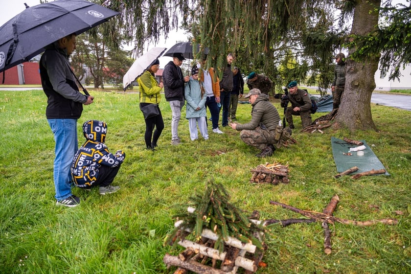 Żołnierze 10 Wrocławskiej Brygady Łączności we Wrocławiu zorganizowali szkolenie wojskowe dla mieszkańców
