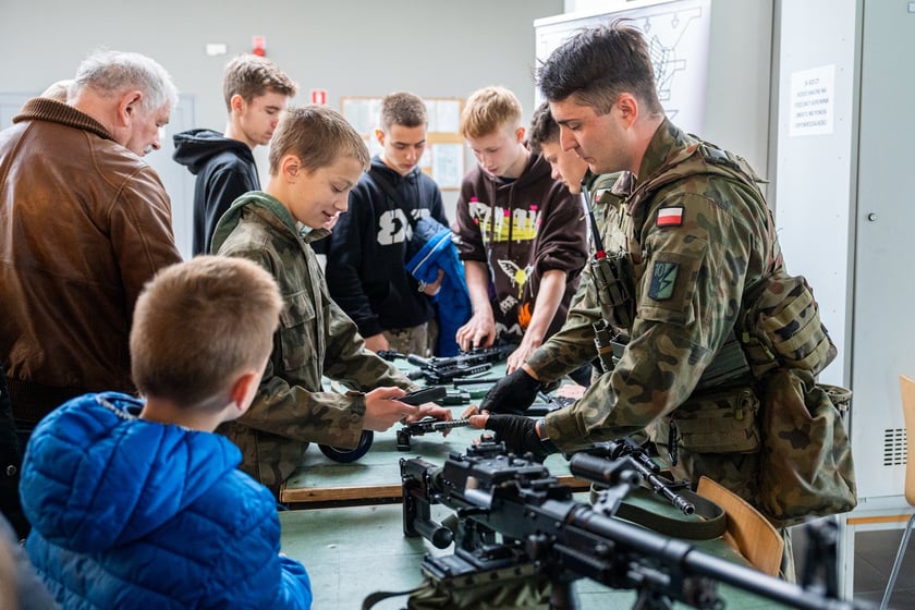 Żołnierze 10 Wrocławskiej Brygady Łączności we Wrocławiu zorganizowali szkolenie wojskowe dla mieszkańców