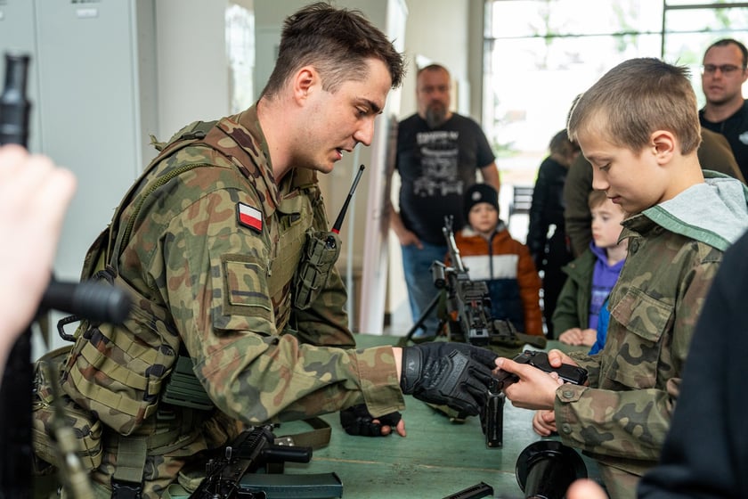 Żołnierze 10 Wrocławskiej Brygady Łączności we Wrocławiu zorganizowali szkolenie wojskowe dla mieszkańców