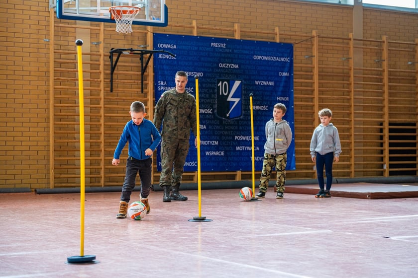 Żołnierze 10 Wrocławskiej Brygady Łączności we Wrocławiu zorganizowali szkolenie wojskowe dla mieszkańców