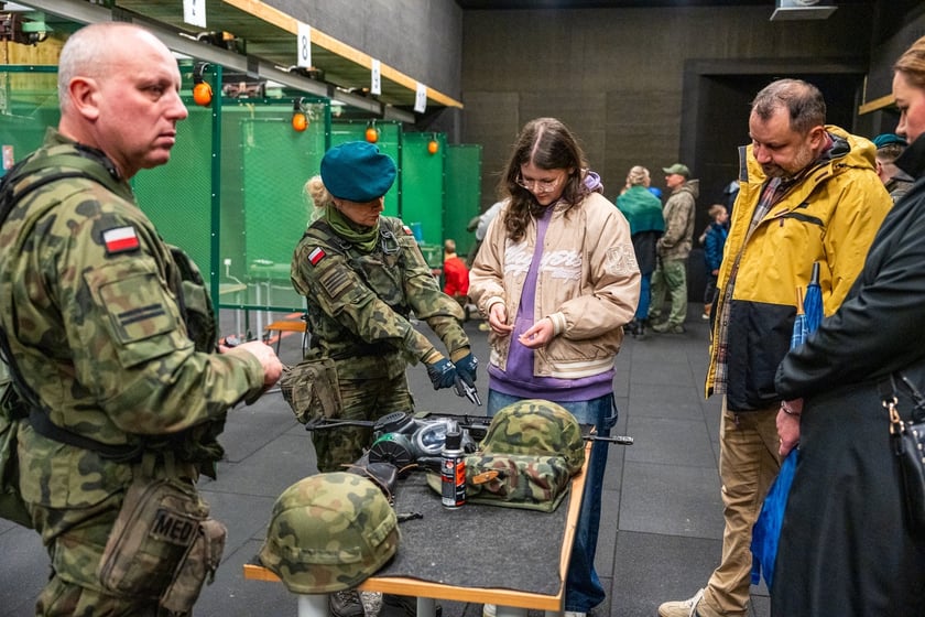 Żołnierze 10 Wrocławskiej Brygady Łączności we Wrocławiu zorganizowali szkolenie wojskowe dla mieszkańców