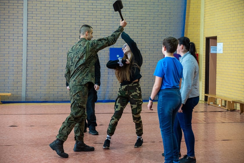 Żołnierze 10 Wrocławskiej Brygady Łączności we Wrocławiu zorganizowali szkolenie wojskowe dla mieszkańców