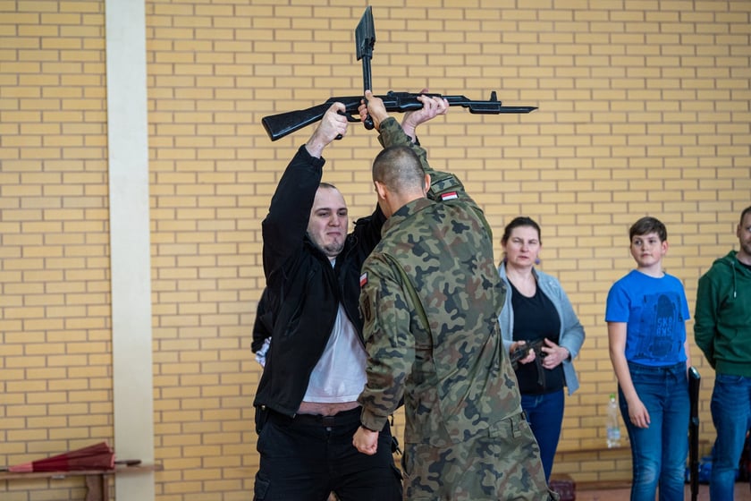 Żołnierze 10 Wrocławskiej Brygady Łączności we Wrocławiu zorganizowali szkolenie wojskowe dla mieszkańców