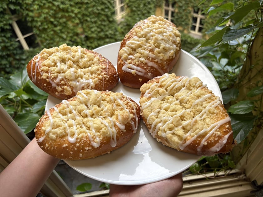 Zdjęcie przedstawia jagodzianki z Poko Bakery we Wrocławiu.