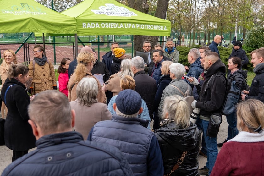 Mieszkańcy Lipy Piotrowskiej na spotkaniu z Jackiem Sutrykiem, prezydentem Wrocławia