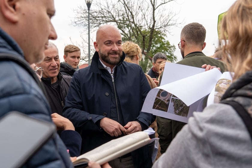 Mieszkańcy Lipy Piotrowskiej na spotkaniu z Jackiem Sutrykiem, prezydentem Wrocławia