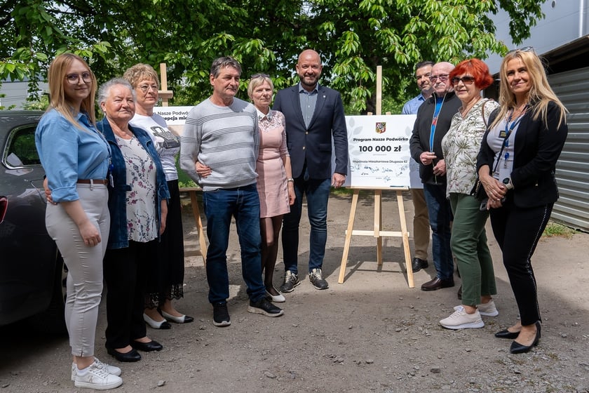 Konferencja prasowa (29 kwietnia) z okazji przystąpienia pierwszego beneficjenta, Wsp&oacute;lnoty Mieszkaniowej Długosza 62, do miejskiego programy "Nasze Podw&oacute;rko"