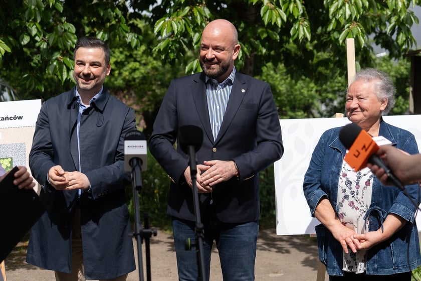 Konferencja prasowa (29 kwietnia) z okazji przystąpienia pierwszego beneficjenta, Wsp&oacute;lnoty Mieszkaniowej Długosza 62, do miejskiego programy "Nasze Podw&oacute;rko"
