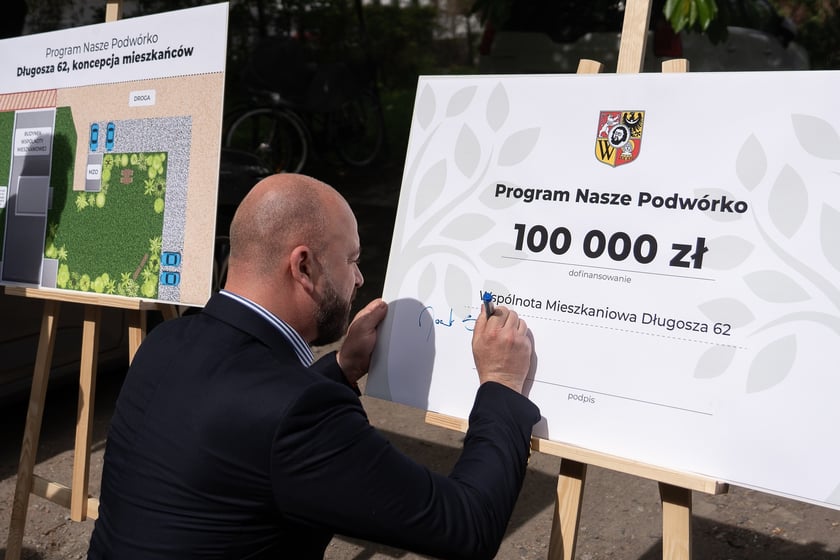 Konferencja prasowa (29 kwietnia) z okazji przystąpienia pierwszego beneficjenta, Wsp&oacute;lnoty Mieszkaniowej Długosza 62, do miejskiego programy "Nasze Podw&oacute;rko"