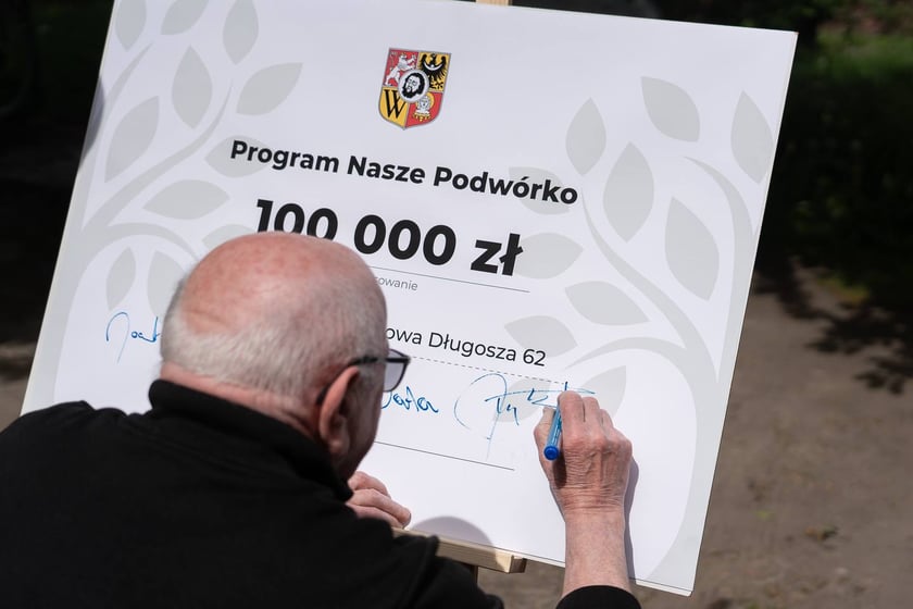 Konferencja prasowa (29 kwietnia) z okazji przystąpienia pierwszego beneficjenta, Wsp&oacute;lnoty Mieszkaniowej Długosza 62, do miejskiego programy "Nasze Podw&oacute;rko"