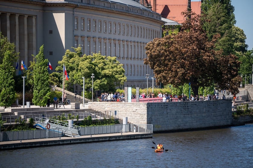 Uroczystości 20-lecia wstąpienia Polski do Unii Europejskiej, przed Urzędem Wojew&oacute;dzkim
