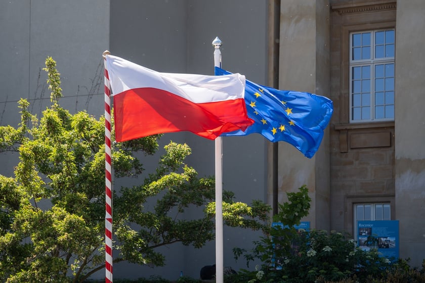 Uroczystości 20-lecia wstąpienia Polski do Unii Europejskiej, przed Urzędem Wojew&oacute;dzkim