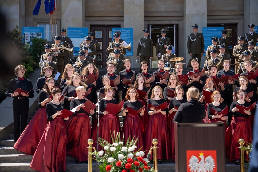 Uroczystości 20-lecia wstąpienia Polski do Unii Europejskiej, przed Urzędem Wojew&oacute;dzkim