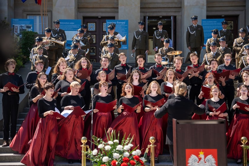 Uroczystości 20-lecia wstąpienia Polski do Unii Europejskiej, przed Urzędem Wojew&oacute;dzkim