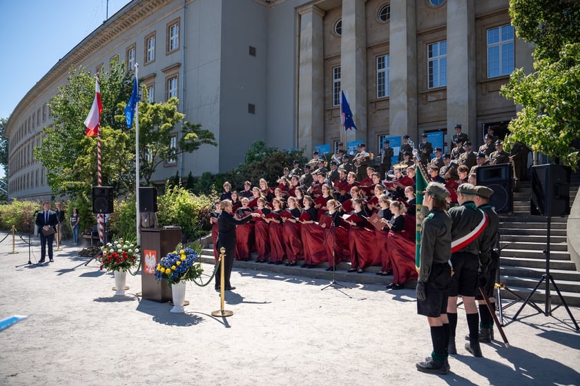 Uroczystości 20-lecia wstąpienia Polski do Unii Europejskiej, przed Urzędem Wojew&oacute;dzkim