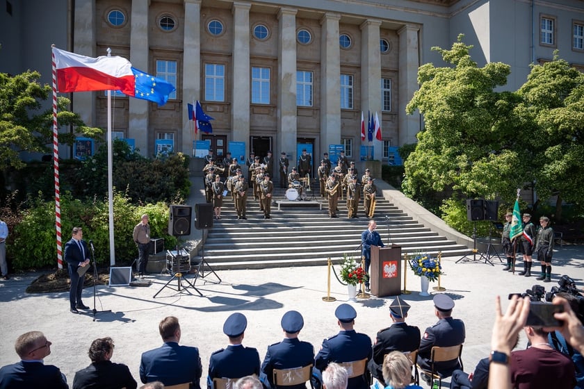 Uroczystości 20-lecia wstąpienia Polski do Unii Europejskiej, przed Urzędem Wojew&oacute;dzkim
