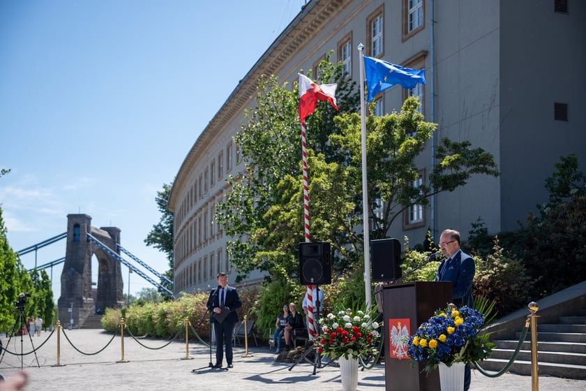 Uroczystości 20-lecia wstąpienia Polski do Unii Europejskiej, przed Urzędem Wojew&oacute;dzkim