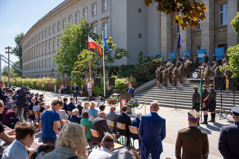 Uroczystości 20-lecia wstąpienia Polski do Unii Europejskiej, przed Urzędem Wojew&oacute;dzkim