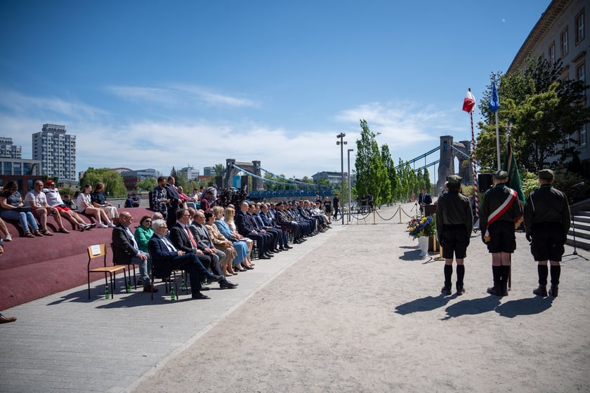 Uroczystości 20-lecia wstąpienia Polski do Unii Europejskiej, przed Urzędem Wojew&oacute;dzkim