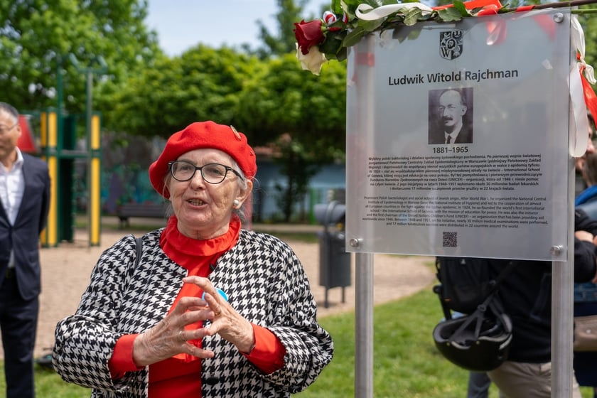 Uroczystość nadania skwerowi na Muchomorze Małym imienia Ludwika Rajchmana, twórcy UNICEF.