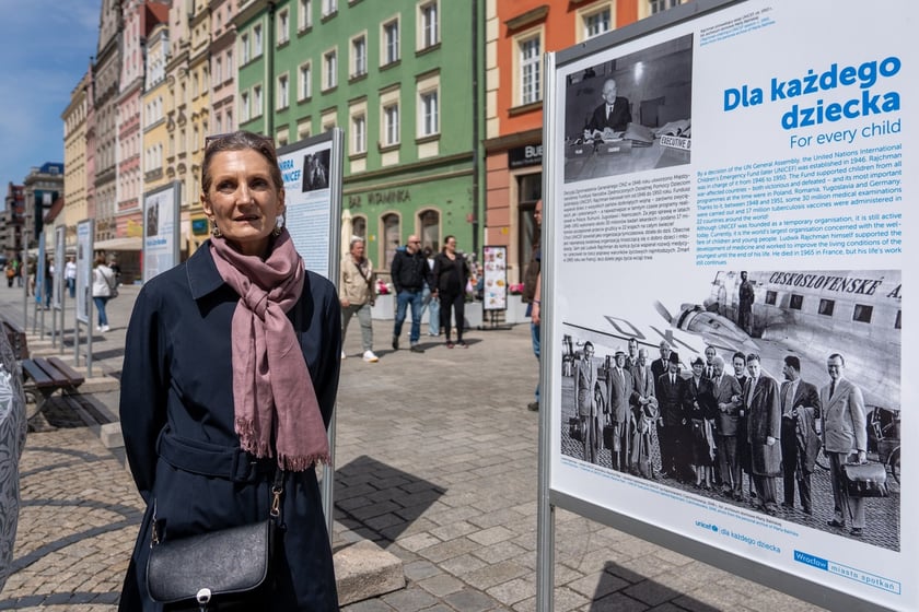 Uroczystość nadania skwerowi na Muchomorze Małym imienia Ludwika Rajchmana, twórcy UNICEF.