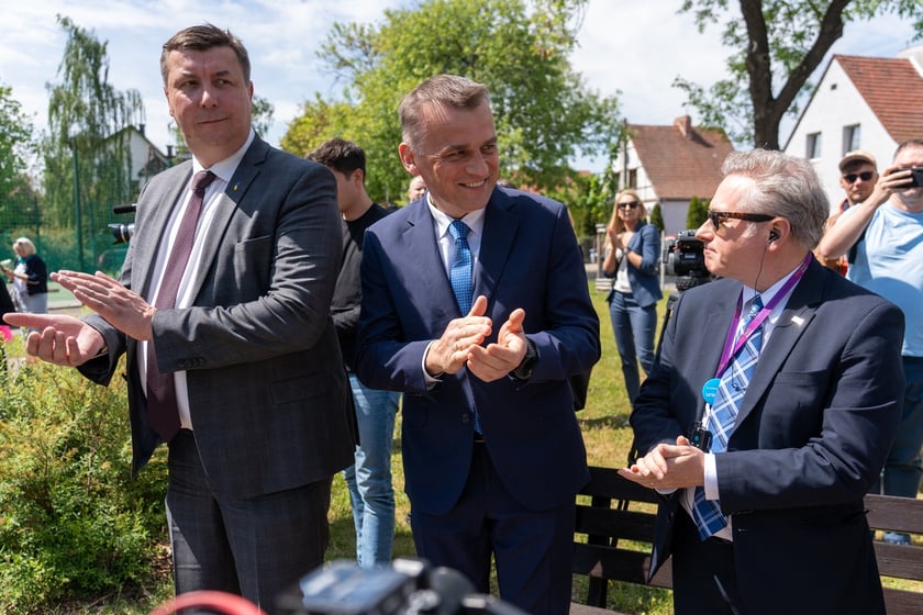Uroczystość nadania skwerowi na Muchomorze Małym imienia Ludwika Rajchmana, twórcy UNICEF.