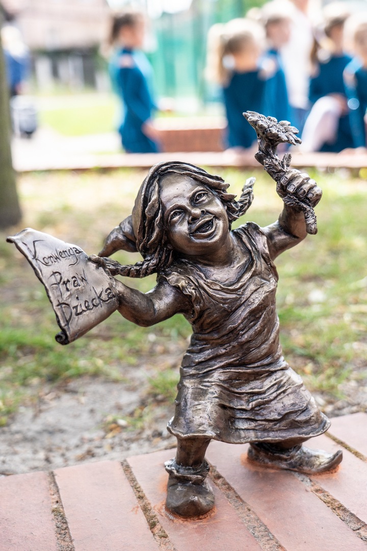 Uroczystość nadania skwerowi na Muchomorze Małym imienia Ludwika Rajchmana, twórcy UNICEF.