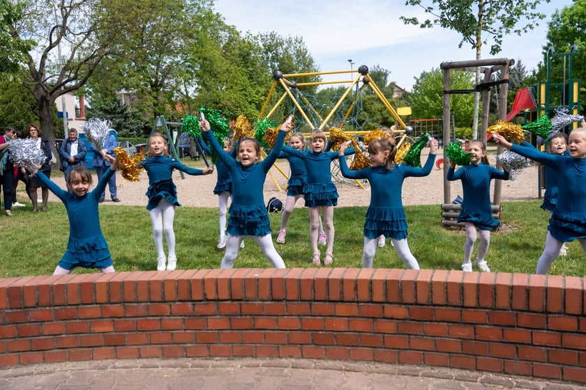 Uroczystość nadania skwerowi na Muchomorze Małym imienia Ludwika Rajchmana, twórcy UNICEF.
