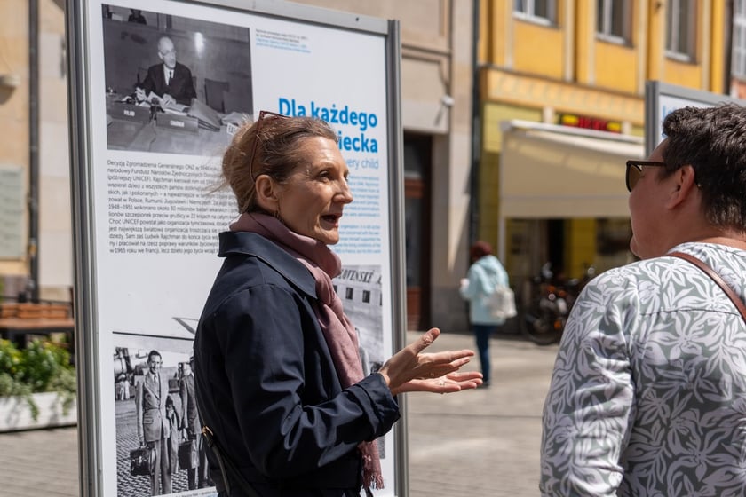Uroczystość nadania skwerowi na Muchomorze Małym imienia Ludwika Rajchmana, twórcy UNICEF.
