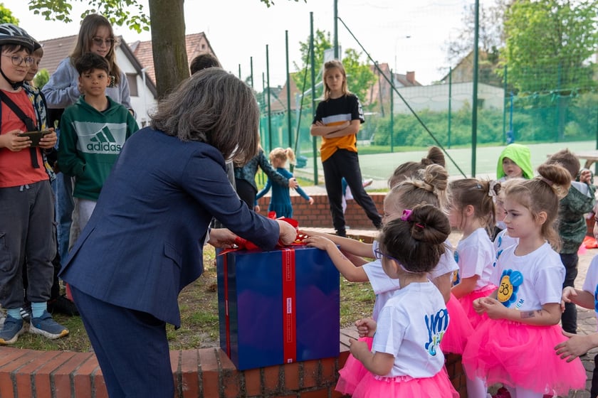 Uroczystość nadania skwerowi na Muchomorze Małym imienia Ludwika Rajchmana, twórcy UNICEF.