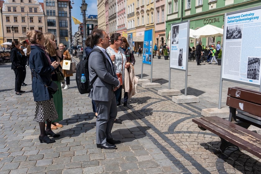Uroczystość nadania skwerowi na Muchomorze Małym imienia Ludwika Rajchmana, twórcy UNICEF.