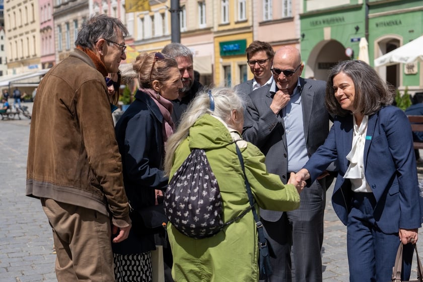 Uroczystość nadania skwerowi na Muchomorze Małym imienia Ludwika Rajchmana, twórcy UNICEF.