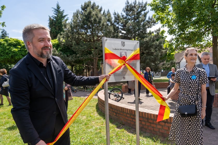 Uroczystość nadania skwerowi na Muchomorze Małym imienia Ludwika Rajchmana, twórcy UNICEF.