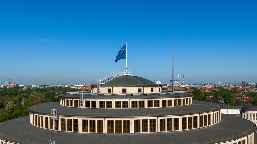 Hala Stulecia. Unijna flaga na szczycie Hali Stulecia, w tle panorama Wrocławia