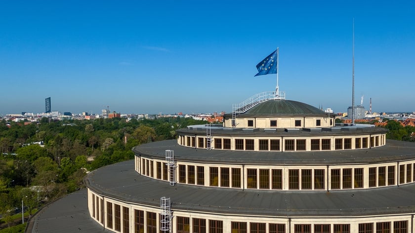 Hala Stulecia. Unijna flaga na szczycie Hali Stulecia, w tle panorama Wrocławia