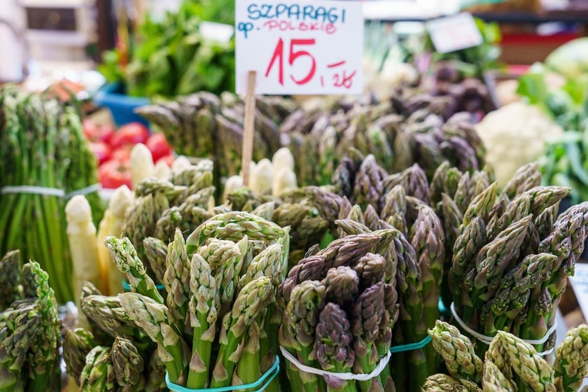 Ceny szparag&oacute;w na stoiskach w Hali Targowej&nbsp;