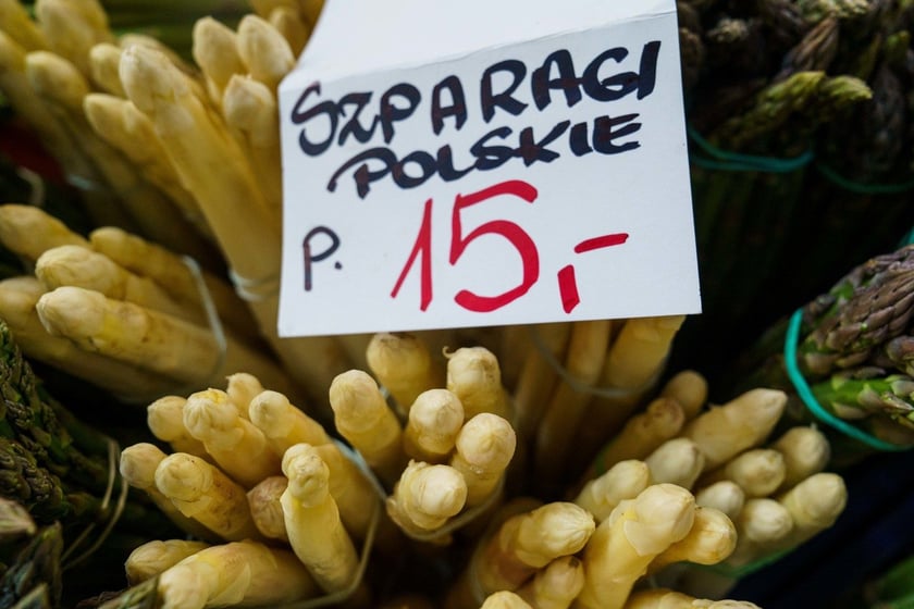 Ceny szparag&oacute;w na stoiskach w Hali Targowej&nbsp;