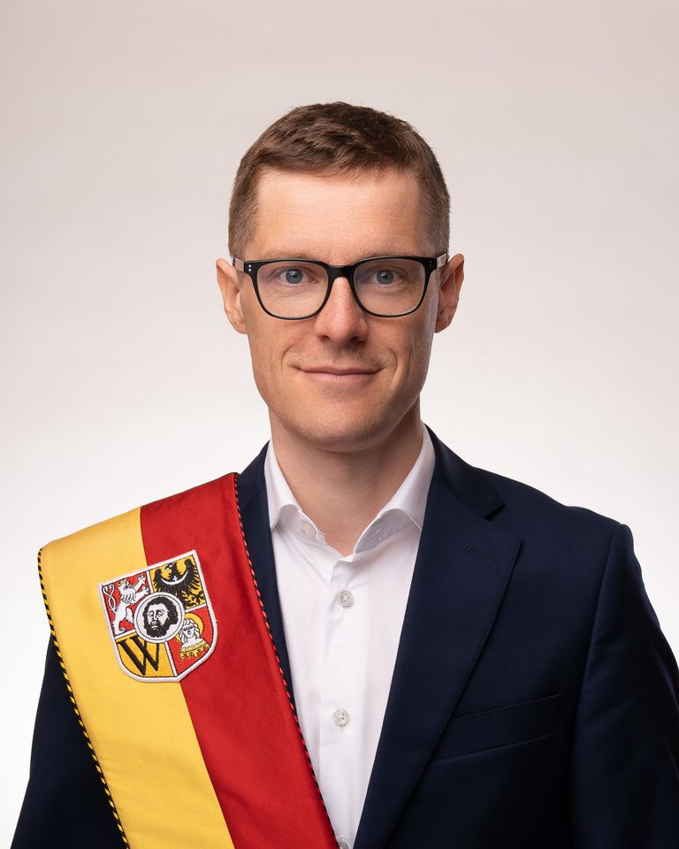 Urodzony w roku 1989. Absolwent Politechniki Wrocławskiej: magister matematyki i doktor nauk ekonomicznych. Od 2014 roku aktywista w Akcji Miasto, kt&oacute;rej jest liderem. Koncentruje się na transporcie publicznym i na kolei, starając się o wrocławski węzeł kolejowy. Zawodowo zajmuje się modelowaniem ryzyka finansowego w sektorze bankowym.
Komisje: polityki transportowej i zr&oacute;wnoważonej mobilności (przewodniczący) | ochrony środowiska, klimatu i zr&oacute;wnoważonego rozwoju | budżetu i finans&oacute;w
KLUB RADNYCH KOALICJI OBYWATELSKIEJ