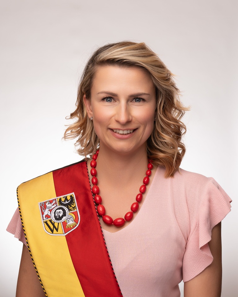 Urodzona w roku 1986. Magister politologii na Uniwersytecie Wrocławskim. Zajmuje się szkoleniami i konsultingiem biznesowym. Doradza w kwestiach prowadzenia zmian w organizacjach międzynarodowych. W radzie miejskiej skoncentruje się na mieszkalnictwie, transporcie oraz na środowisku. Jest w radzie osiedla Strachocin-Swojczyce-Wojn&oacute;w. Była w Akcji Miasto.
Komisje: edukacji i młodzieży | promocji i wsp&oacute;łpracy z zagranicą | ochrony środowiska, klimatu i zr&oacute;wnoważonego rozwoju
KLUB RADNYCH LEWICY