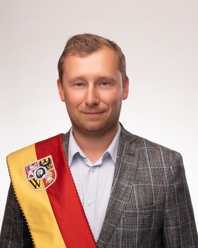 Urodzony w 1989 roku. Absolwent marketingu politycznego i administracji w organizacjach międzynarodowych na Uniwersytecie Wrocławskim. Ukończył także studia MBA na Akademii Ekonomiczno-Humanistycznej w Warszawie. Uczestnik wymiany student&oacute;w Erasmus i Erasmus Mundus w Bukareszcie i Erywaniu. Pracuje w Polskiej Sp&oacute;łce Gazownictwa. Jest przewodniczącym paktu ATA przy NATO w Polsce.
Komisje: statutowa (przewodniczący) | promocji i wsp&oacute;łpracy z zagranicą | architektury i rozwoju przestrzennego
KLUB RADNYCH PRAWA I SPRAWIEDLIWOŚCI