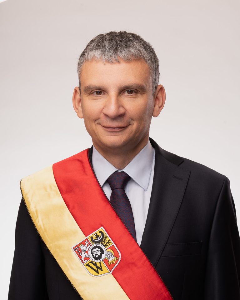 Rocznik 1975. Z wykształcenia prawnik. Społecznie związany z Sądem Rejonowym we Wrocławiu, gdzie był ławnikiem. Przez trzy lata był sądowym kuratorem społecznym i zajmował się pomocą w resocjalizacji os&oacute;b skazanych. Najdłużej pracował we wrocławskim ośrodku adopcyjnym. Był w radzie osiedla Huby.
Komisje: polityki senioralnej | kultury i nauki | zdrowia, spraw społecznych i r&oacute;wnego traktowania
KLUB RADNYCH KOALICJI OBYWATELSKIEJ